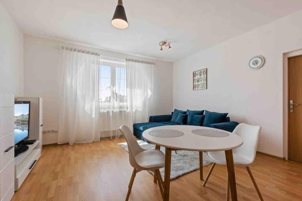 Modern & Cozy Apartment Near Hockey & Football Arena Братислава Экстерьер фото